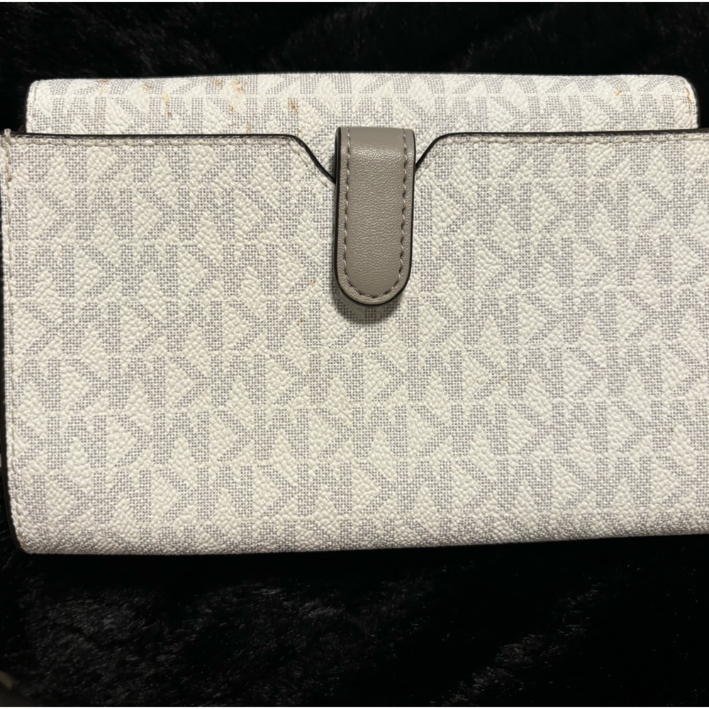 MICHAEL KORS JETSET PHONE WALLET ON A CHAIN